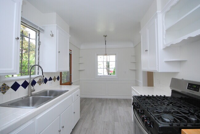 Building Photo - 857 N Citrus Ave