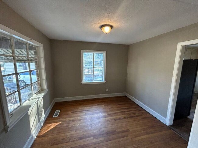 Building Photo - 848 Vanderbilt St