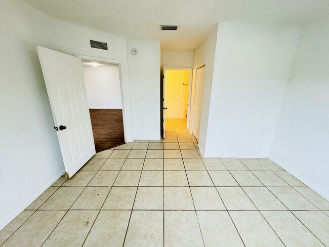 Building Photo - 1157 Golden Lakes Blvd