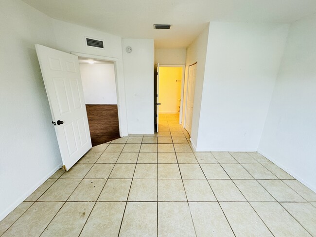 Foto del edificio - 1157 Golden Lakes Blvd