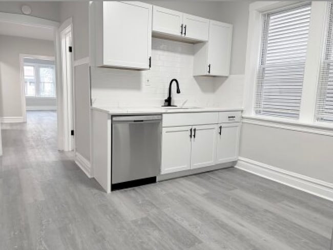 Building Photo - 2939 N Fairfield Ave