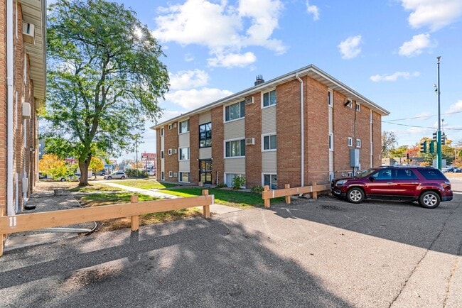 Building Photo - 5332 Hanson Ct N