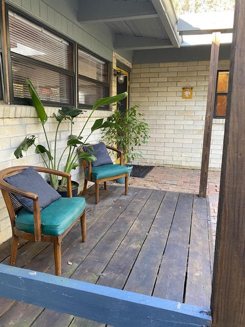 Observa las ardillas desde este acogedor porche delantero. - 3812 SW 15th St