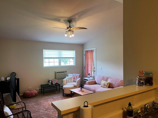 Building Photo - Adorable 1 Bedroom 1 Bathroom Condo in Ric...