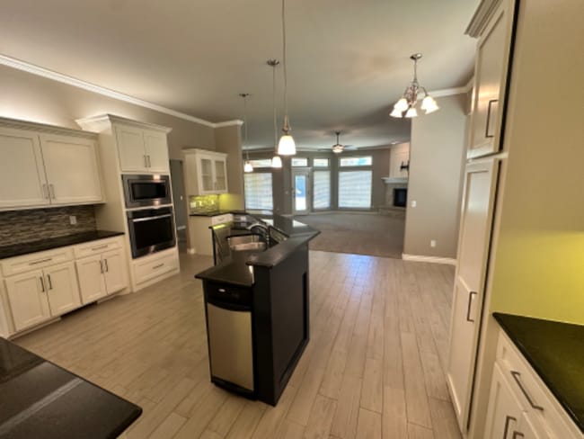 Building Photo - 608 Geneva Dr