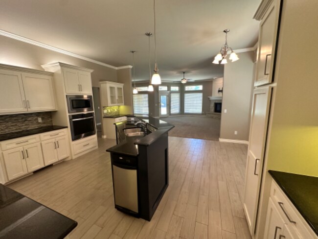 Foto del edificio - 608 Geneva Dr