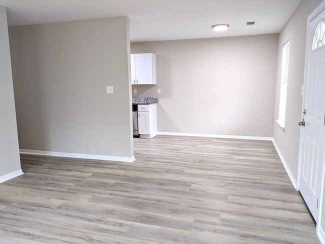 Building Photo - August 2026 Move In! Remodeled 3 Bed, 2 Ba...