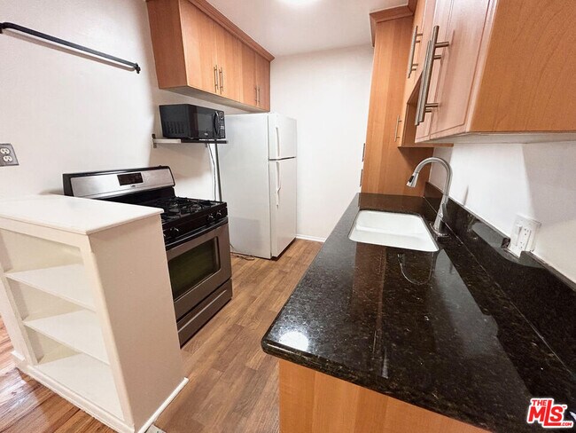 Foto del edificio - 1146 N Formosa Ave