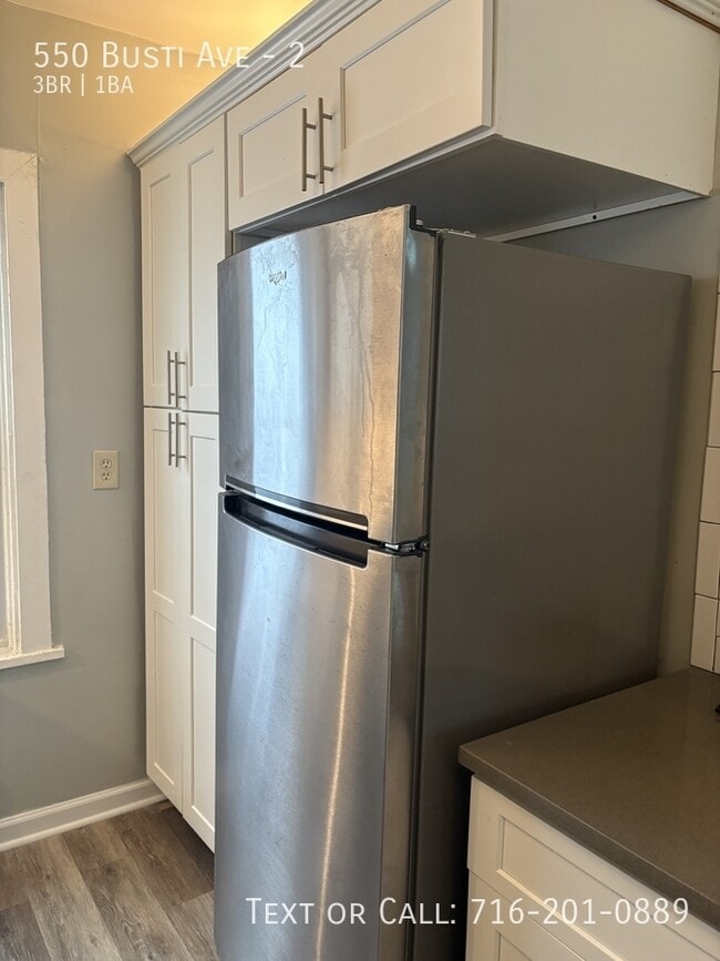 Foto del edificio - 550 Busti Ave