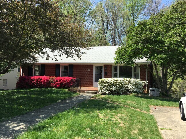 Building Photo - 219 Azalea Dr
