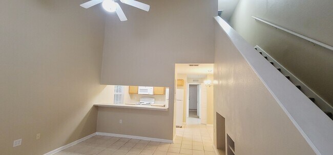 Building Photo - LOVELY NW 3/3 End Unit w/ Washer/Dryer, Open Kitchen w/ Bar, & More! $1450/month Avail June 1st!