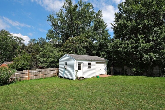 Building Photo - Updated Greenbrier Home with Fenced Yard
