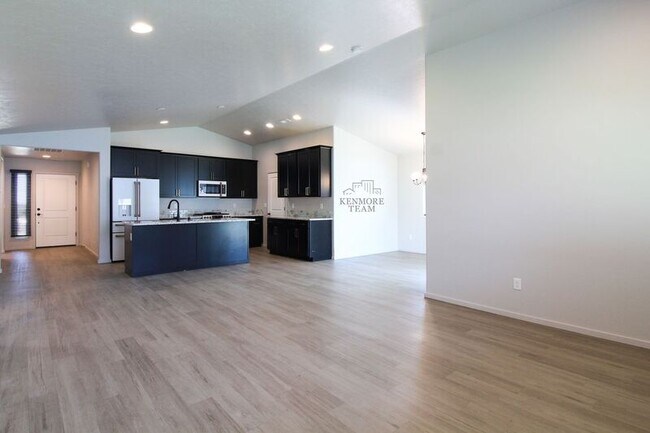 Building Photo - 320 E 35th Ave