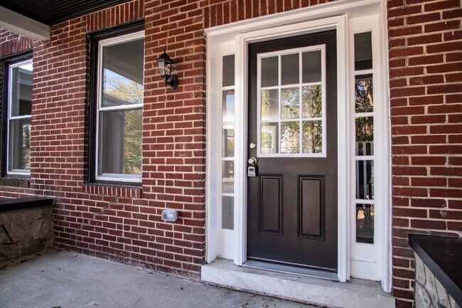 Building Photo - 3002 Cresmont Ave