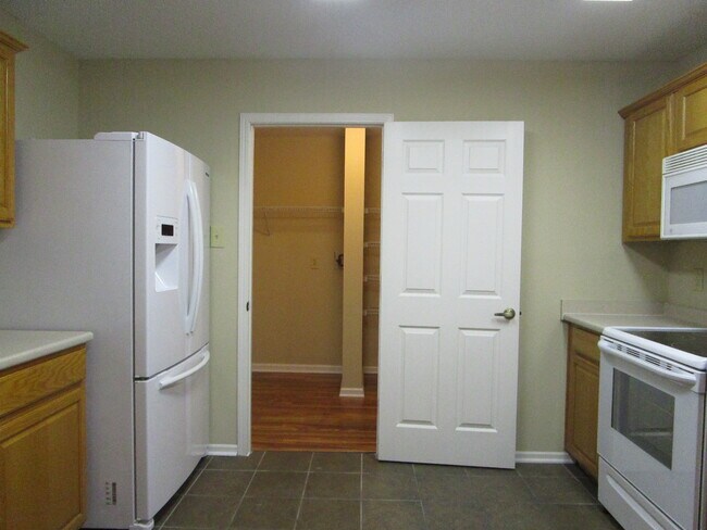 Foto del edificio - 711 Thornwood Ct