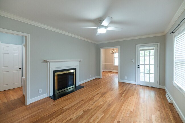 Foto del edificio - Lovely, Updated 3-Bedroom, 1-Bath Home in Greensboro w/ Fenced Yard