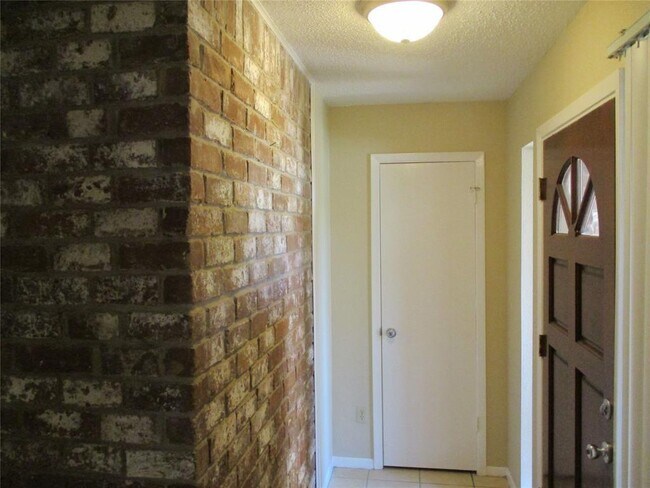 Building Photo - 6222 Forestgate Dr