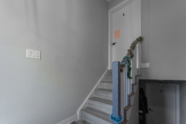 Building Photo - 3 Bedroom Main Floor Unit– All Utilities & Parking Included – $2,399/month