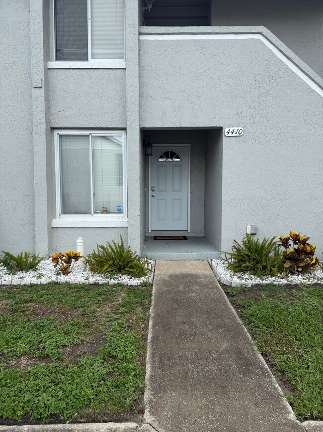 Foto del edificio - 4410 White Pine Ave
