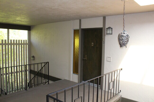 Foto del edificio - LARGE ONE BED ONE AND HALF BATH UPPER END ...