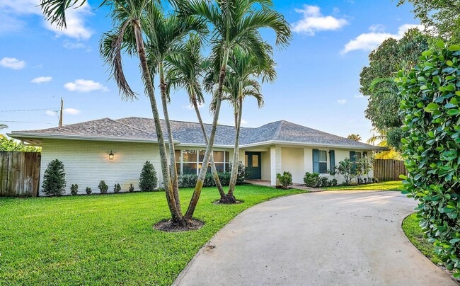 Building Photo - 305 Country Club Dr