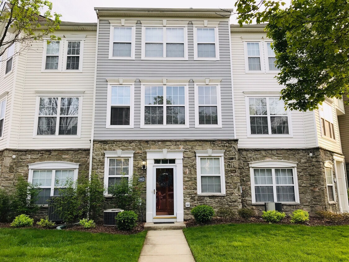 Foto principal - 21822 Jarvis Sq