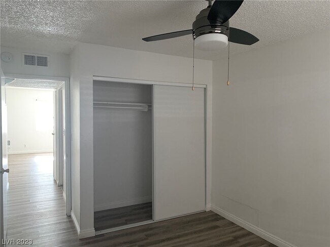 Foto del edificio - 1613 E Constantine Ave