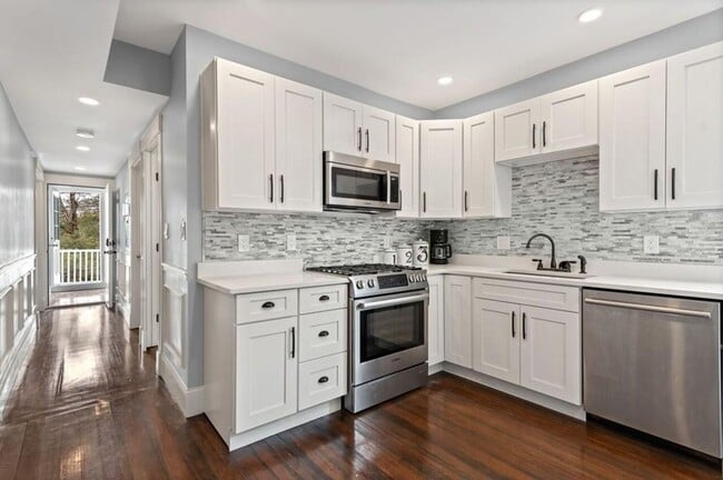 Building Photo - 389 Centre St