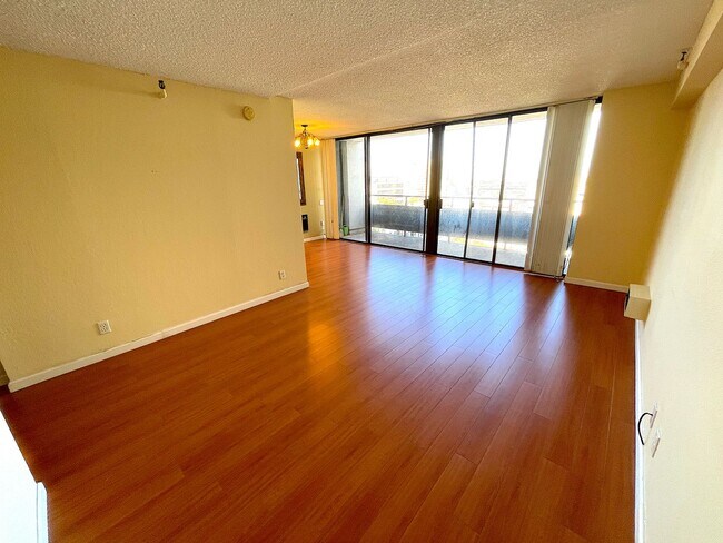 Foto del edificio - Spacious 2 bed 1.5 bath condo in Oakland's Chinatown. Amazing views. Must see.