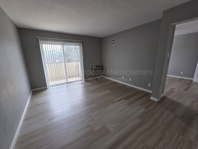 Foto del edificio - 2727 Hampton Ave