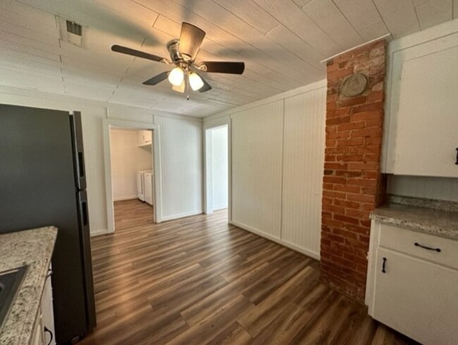 Building Photo - Quiet Country Cottage