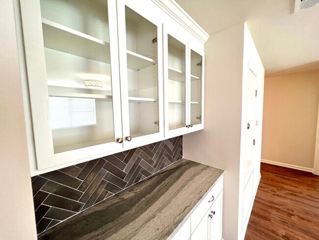 Foto del edificio - 4 Bedroom with Bonus Room Home in highly d...