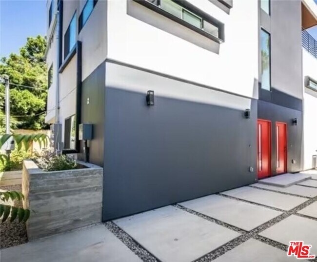 Foto del edificio - 5638 Woodman Ave