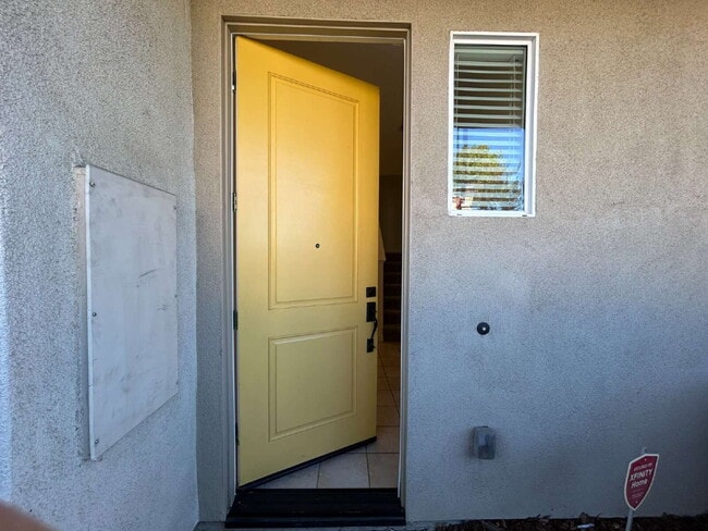 Building Photo - Fresh 3 Bed, 2 Bath Home - Close to shopping!