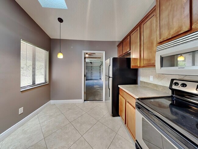 Building Photo - 989 Wildflower Way