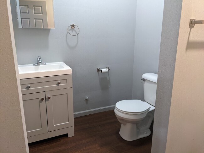 Foto del edificio - 107 1st St E