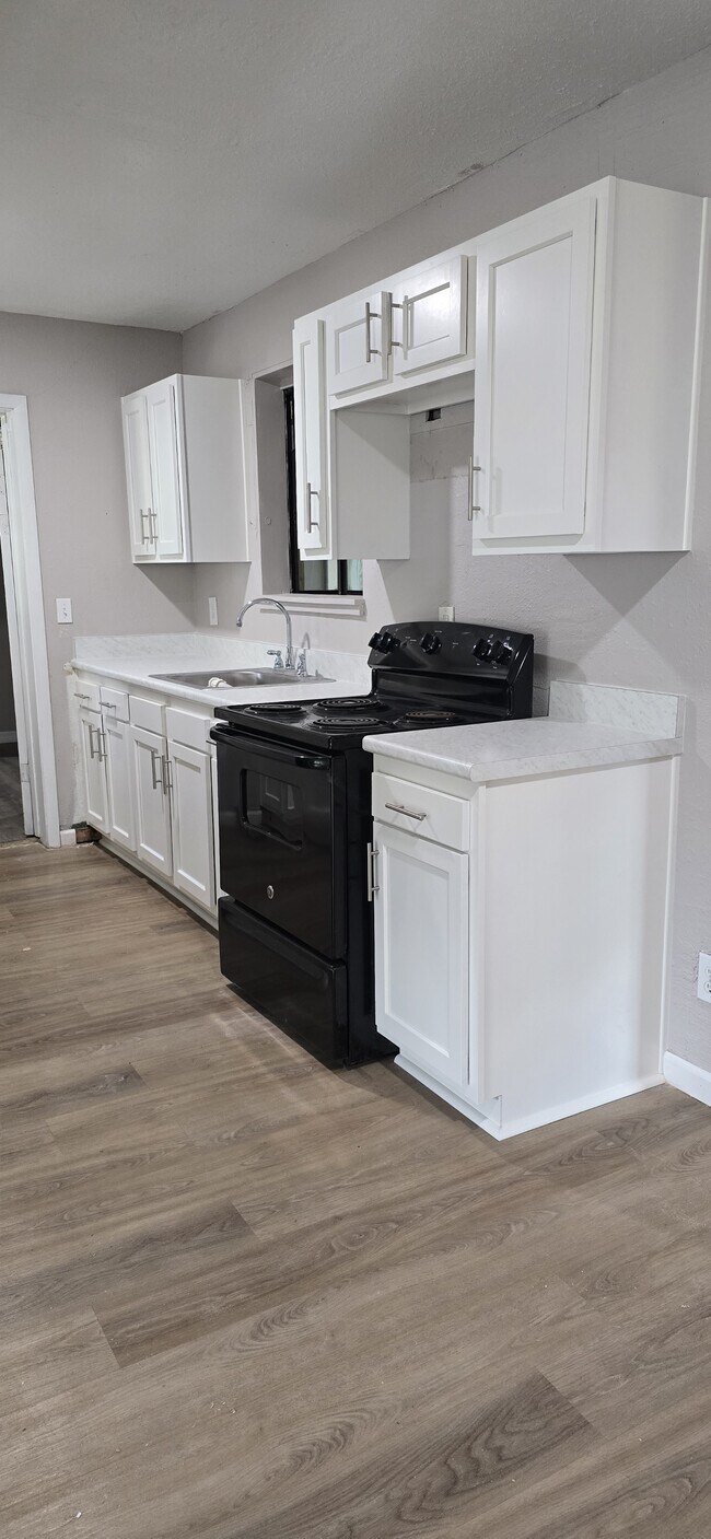 Foto del edificio - 2133 Hugh Edwards Dr