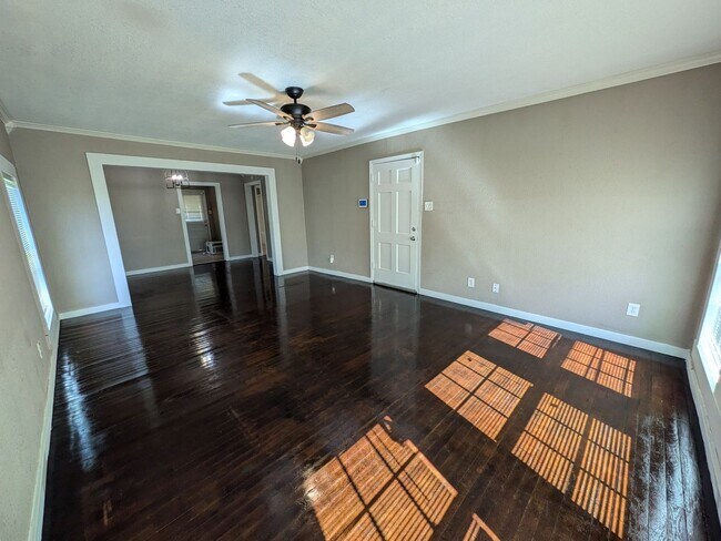 Foto del edificio - 3230 Maplewood Ln