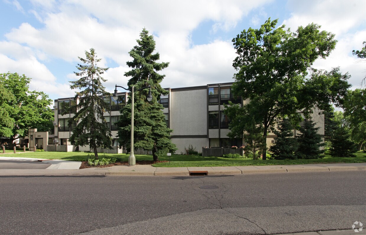 Westmoreland Hills Apartments in Saint Louis Park, MN