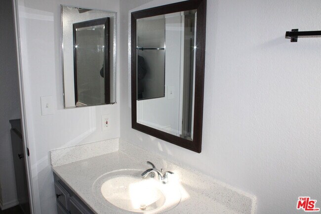 Foto del edificio - 12100 Birch Ave