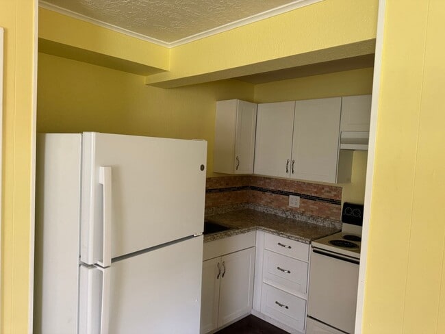 Building Photo - 1-bed/1-bath Available Now!