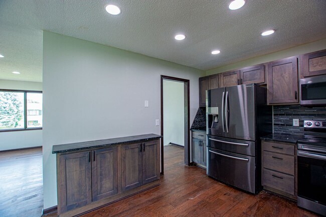 Foto del edificio - SPACIOUS 3 Bedroom / 2.5 Bath off 120th an...