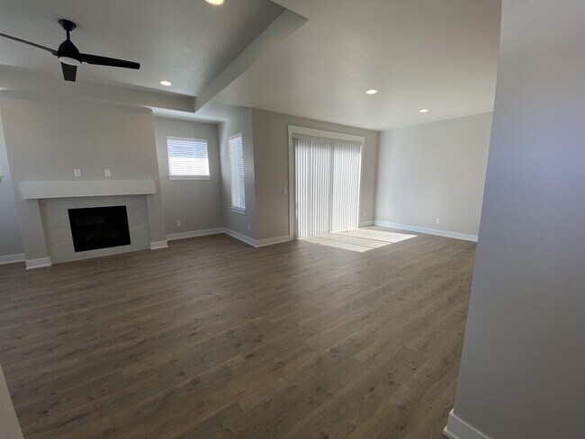 Building Photo - 3757 NE Petrosa Ave