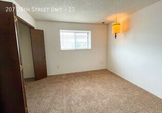Building Photo - 207 28th St