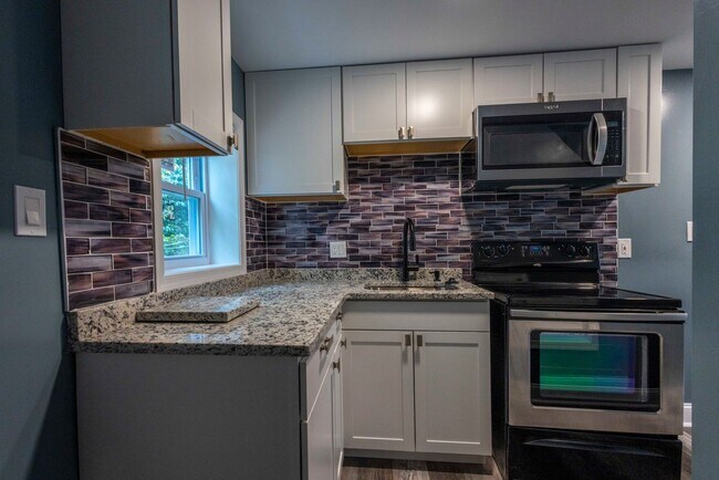 Building Photo - Charming 1Bed/1.5 Bath in Washington Villa...