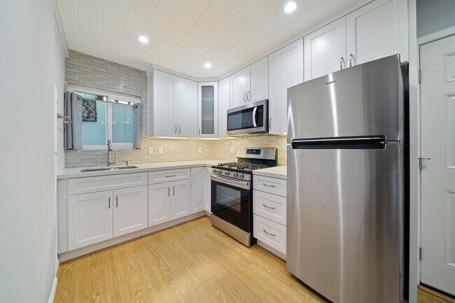 Building Photo - 202 45th St