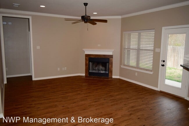 Building Photo - 3 br, 2 bath House - 943 RedBud