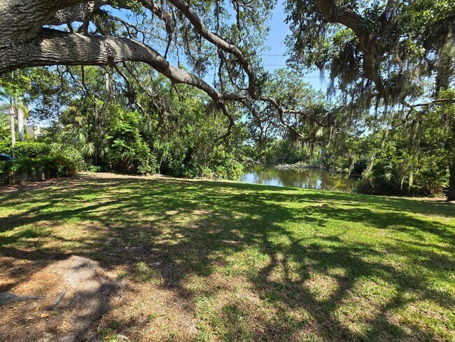 Foto del edificio - Charming 2BR/ 2BA/ 2 Car Garage - Near Phillippi Creek