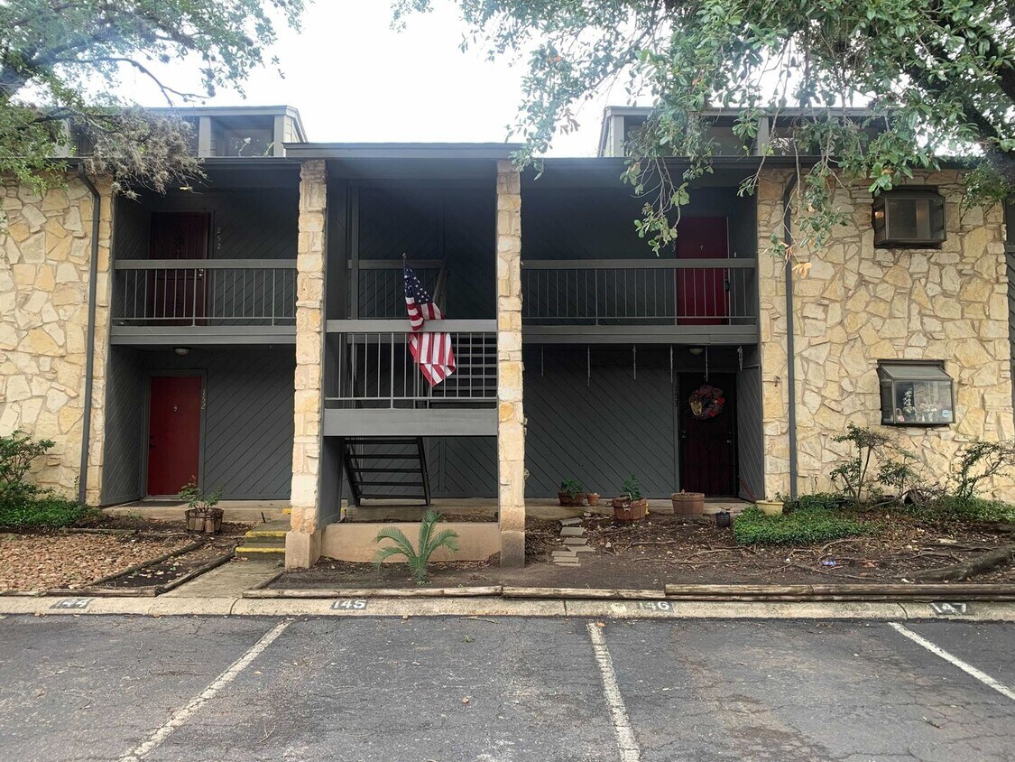 Foto principal - *COMING SOON!* GORGEOUS 2 Bedroom 2 Bath C...