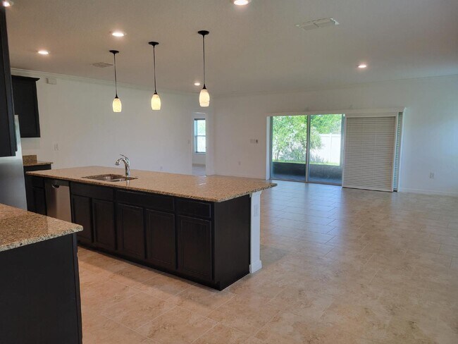 Building Photo - Clean, Spacious 3/2 Beauty in Davenport